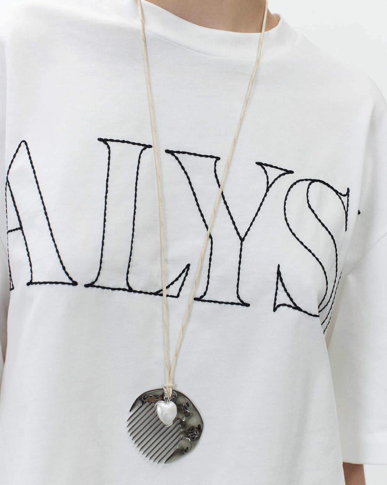 EMBROIDERED T-SHIRT WITH BOXY EMBROIDERY