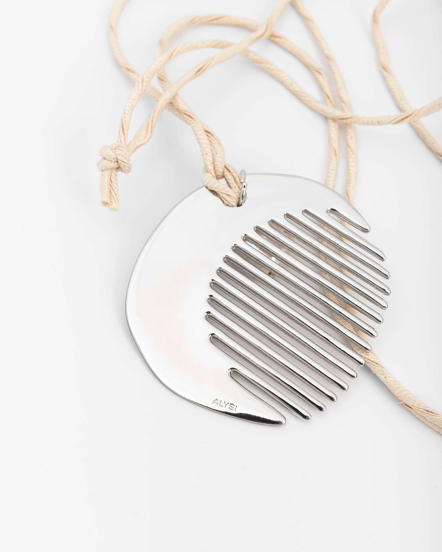 NECKLACE WITH COMB