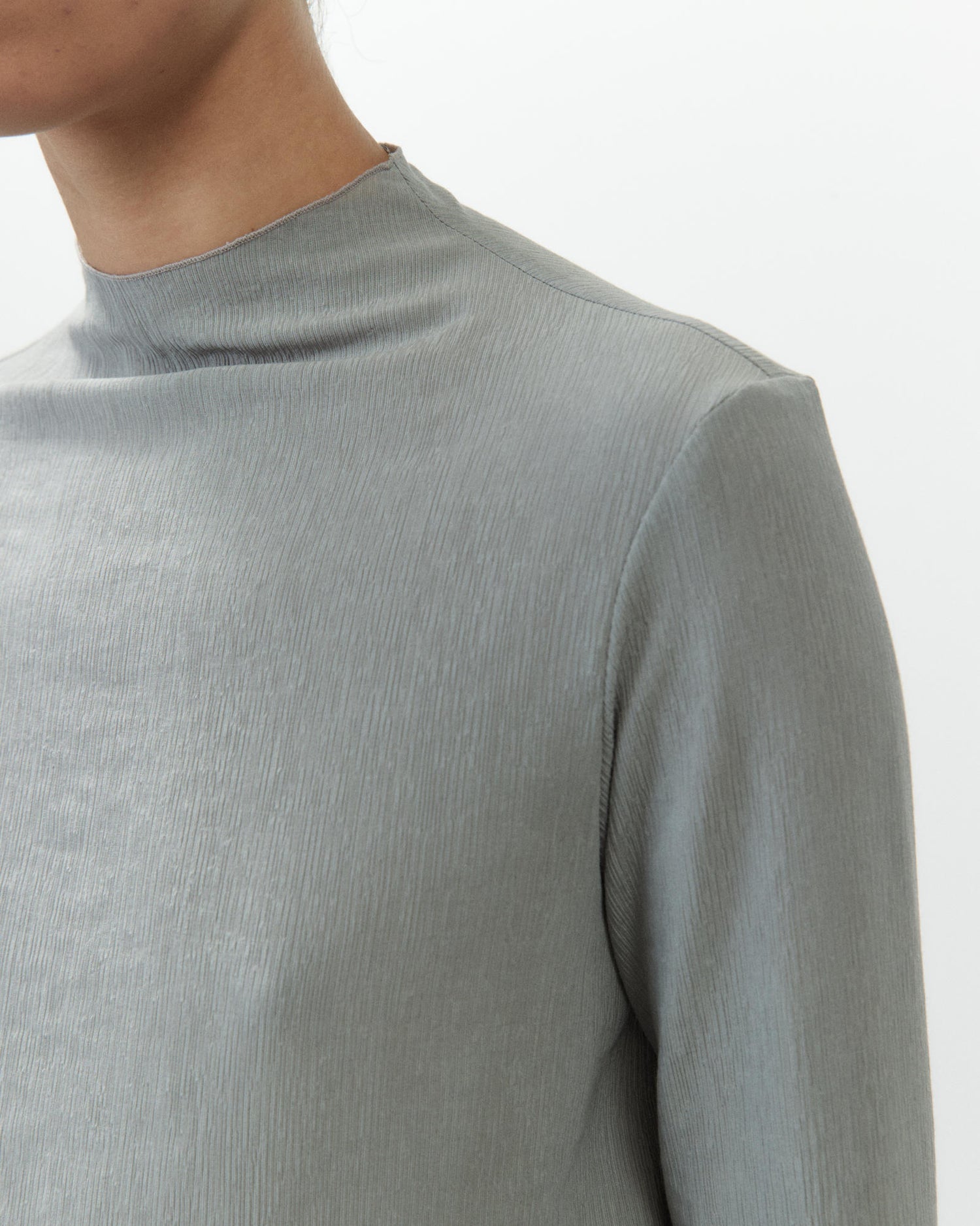 HIGH NECK CRINKLE TOP