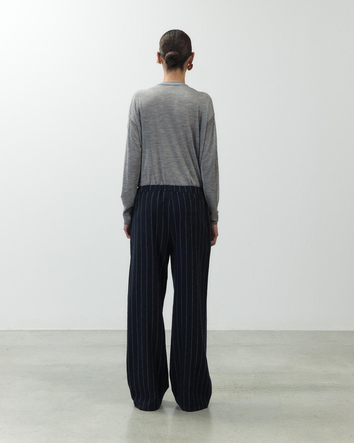 FINE KNIT CREW NECK SWEATER