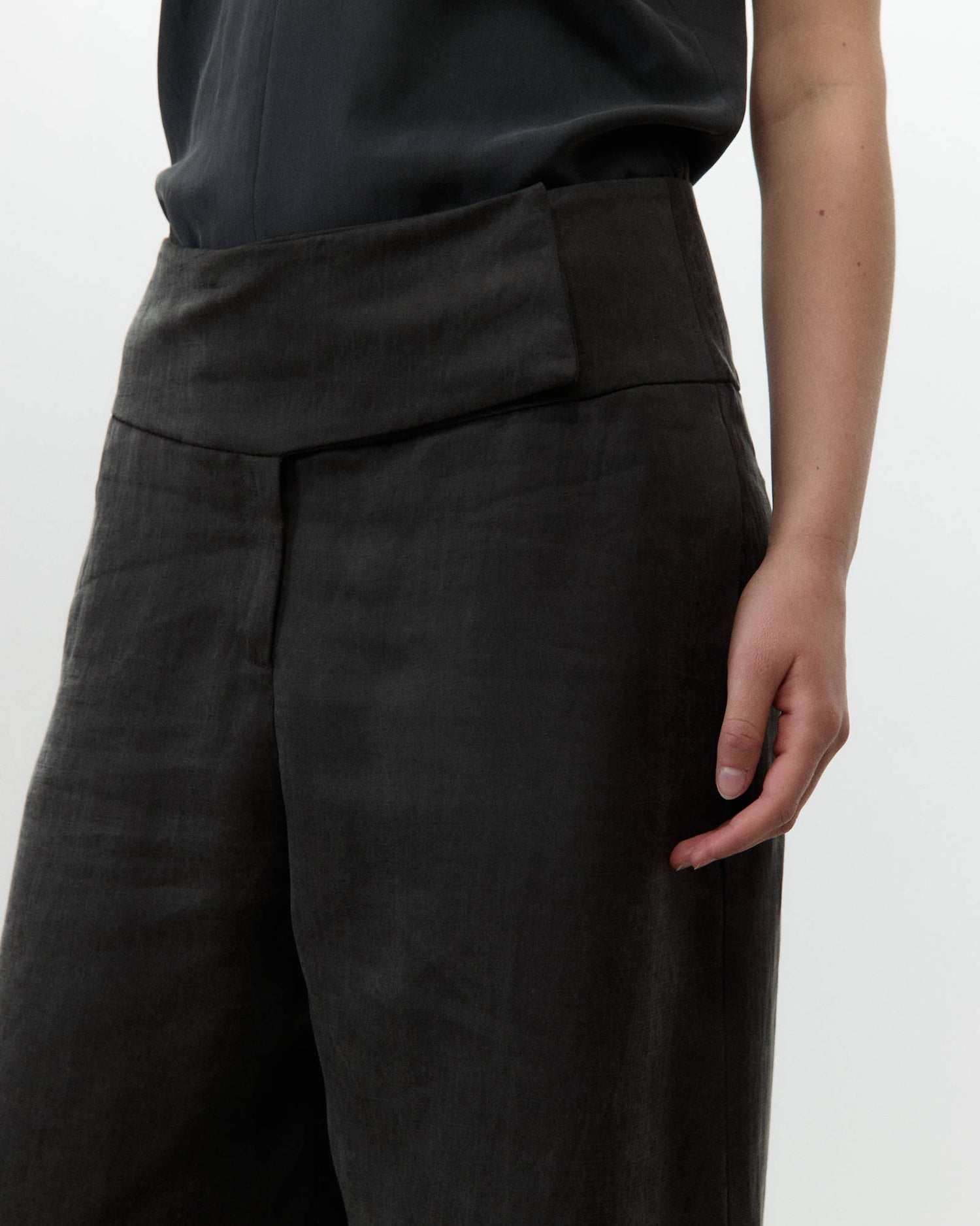 LINEN TROUSERS WITH BASQUE