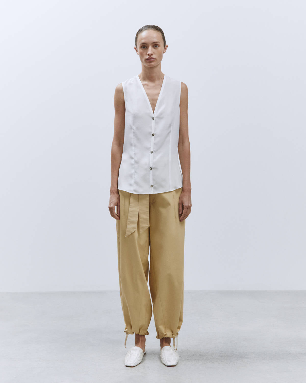 SLEEVELESS BLOUSE ENZYMATED SILK Milk