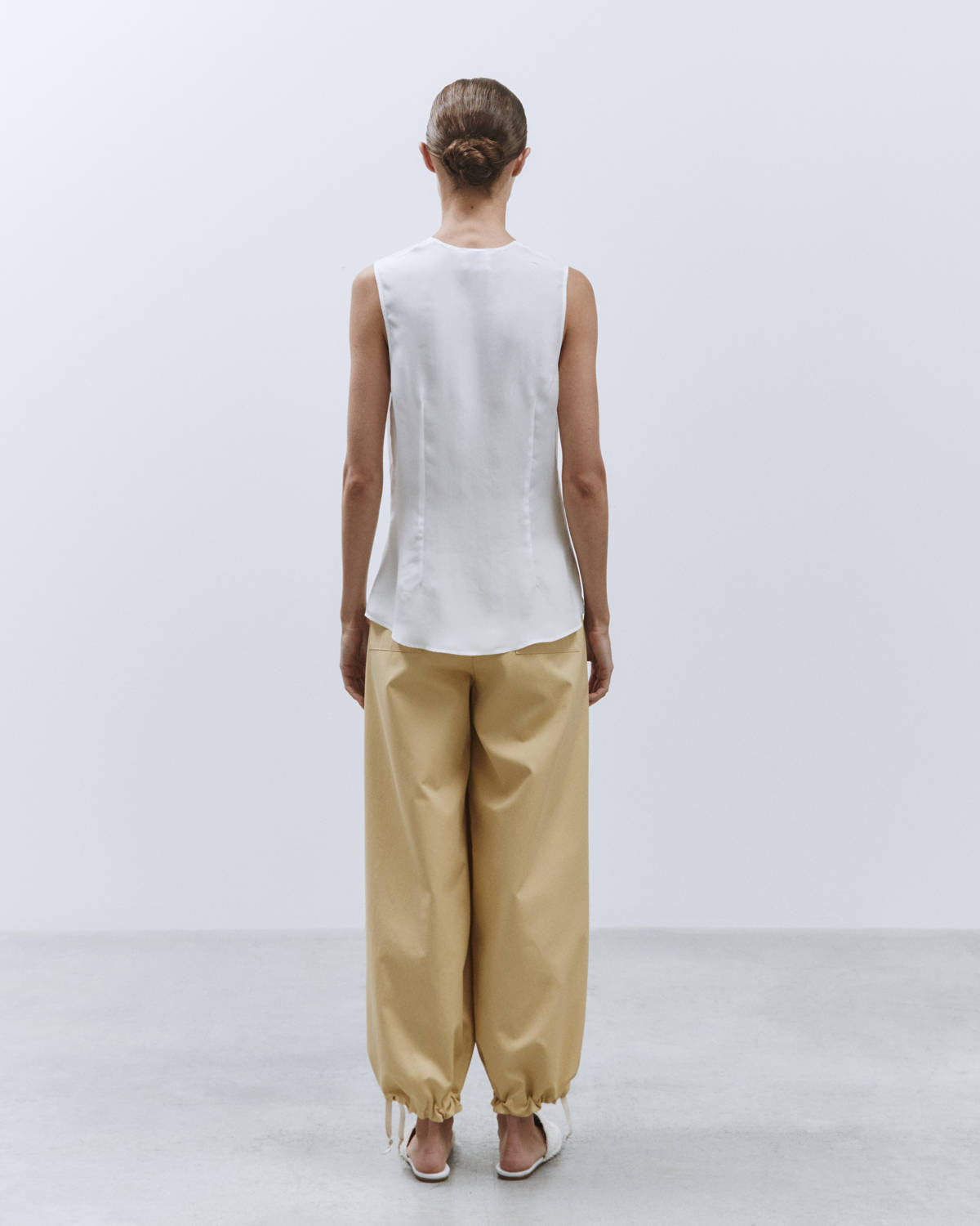 SLEEVELESS BLOUSE ENZYMATED SILK Milk