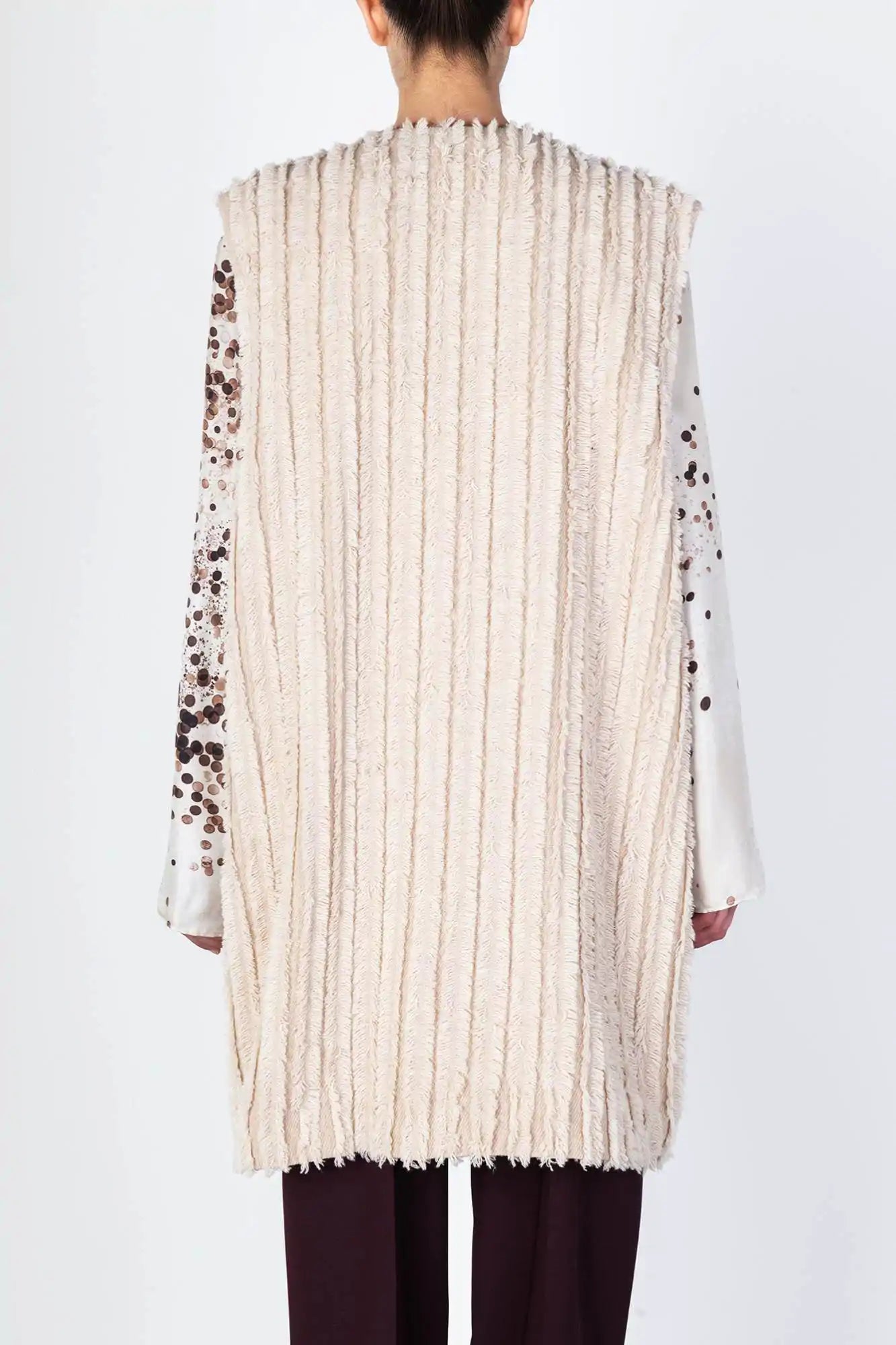 SLEEVELESS FRINGED COAT