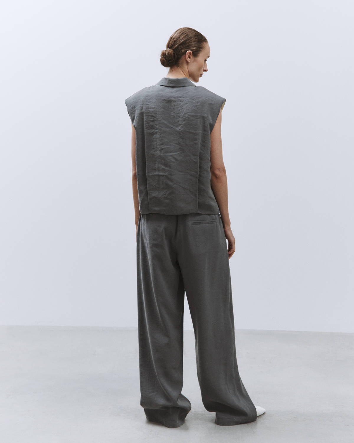 FLUID VEST WITH SHOULDER PADS Smoke