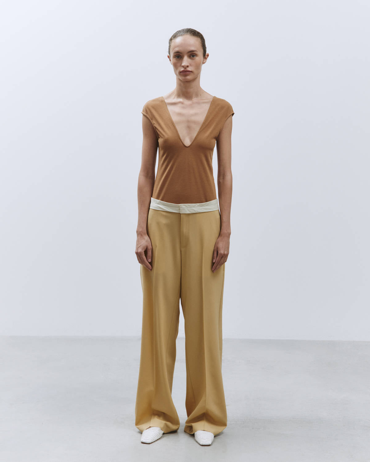 V-NECK BODYSUIT WALNUT
