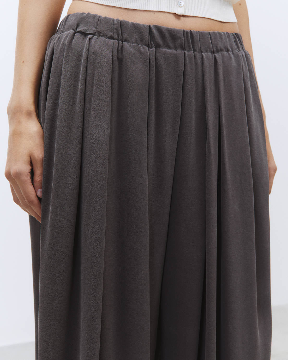 PLEATED SILK CREPE GYM PANTS