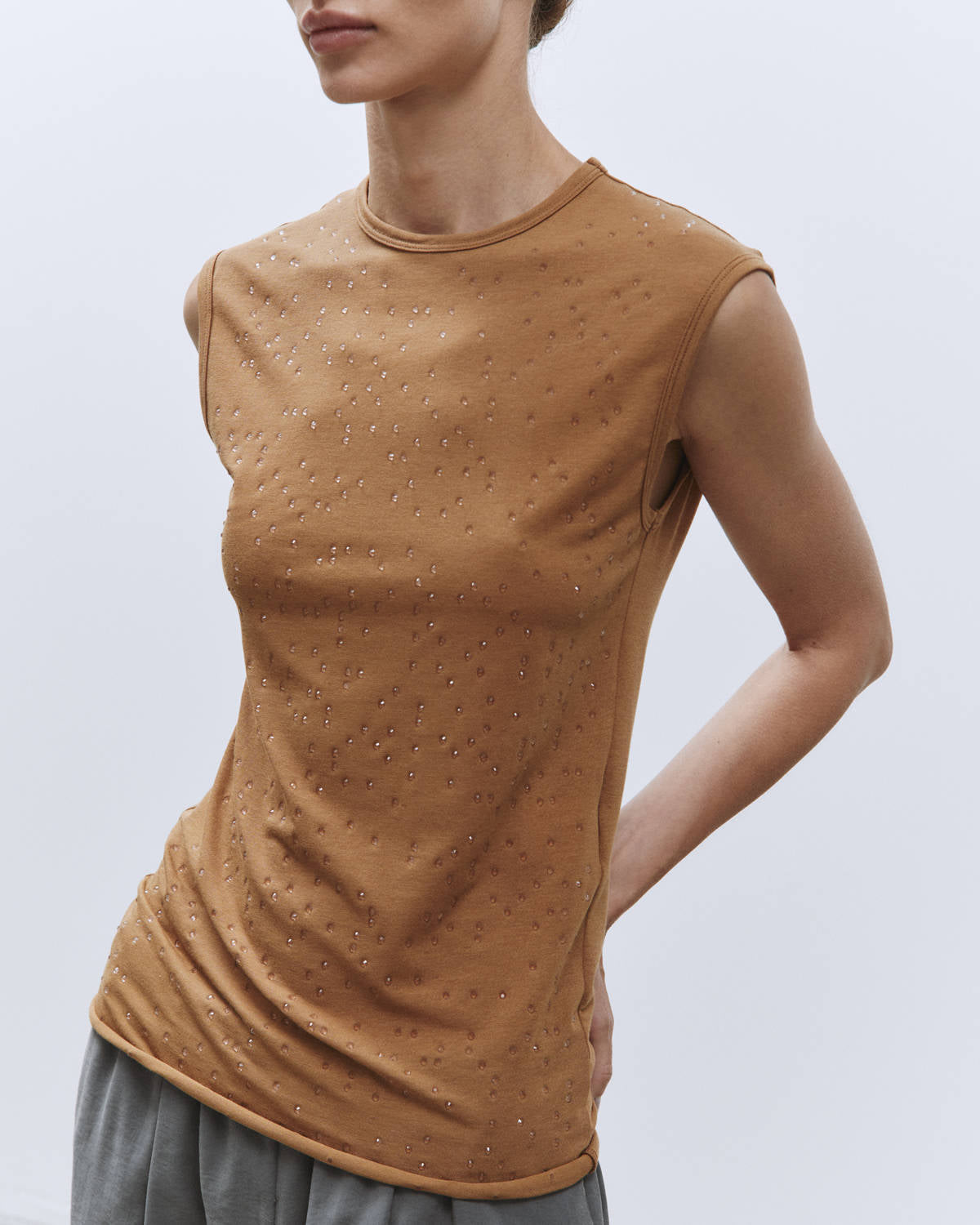 CREPE LIGHT TANK TOP WITH WALNUT APPLIQUE
