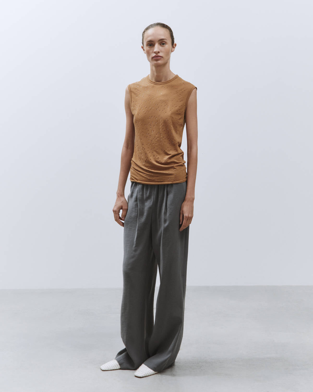 CREPE LIGHT TANK TOP WITH WALNUT APPLIQUE