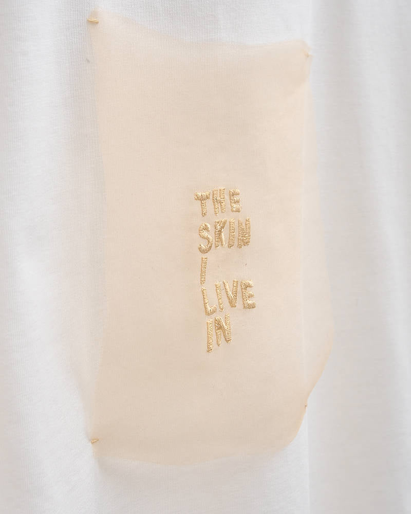 T-shirt with The Skin i Live in embroidery